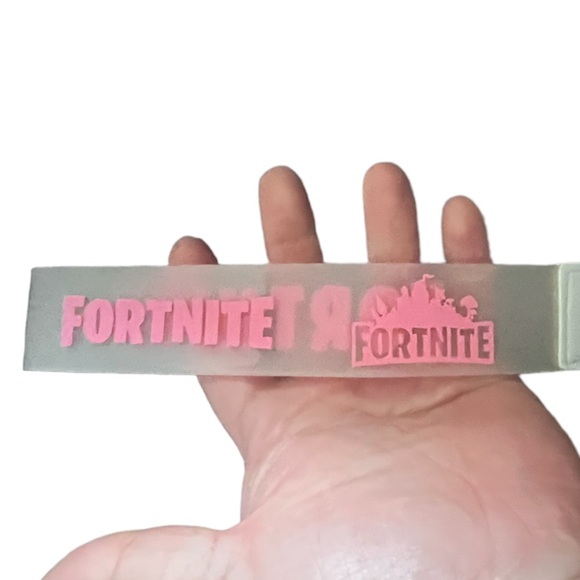 Officially licensed Fortnite gear. ￼ Heavy duty, lanyard keychain in pink - Picture 4 of 4